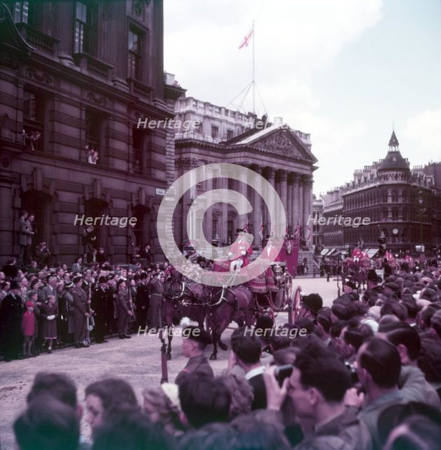 Proclamation - Lord Mayor arriving in coach, Mansion House, City of London, 1952.  Creator: Arthur Charles Kirby Ware.