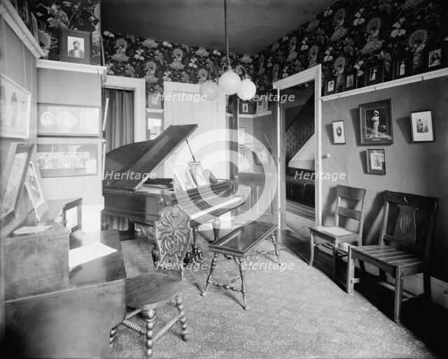 Professionals' room, Whitney Warner Publishing Co., Detroit, Mich., between 1900 and 1905. Creator: Unknown.
