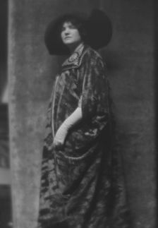 Putnam, Nina Wilcox, Mrs., portrait photograph, 1913. Creator: Arnold Genthe