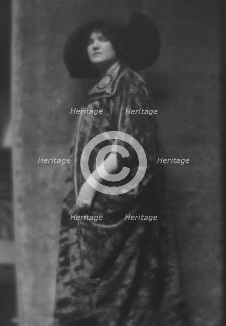 Putnam, Nina Wilcox, Mrs., portrait photograph, 1913. Creator: Arnold Genthe.