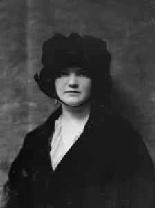 Putnam, Nina Wilcox, Mrs., portrait photograph, 1913. Creator: Arnold Genthe