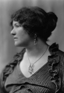 Putnam, Nina Wilcox, Mrs., portrait photograph, 1913. Creator: Arnold Genthe