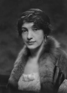 Putnam, Alice, Miss, portrait photograph, 1913. Creator: Arnold Genthe