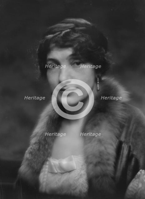 Putnam, Alice, Miss, portrait photograph, 1913. Creator: Arnold Genthe.