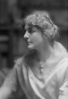 Putnam, L.D., Miss, portrait photograph, 1915 July. Creator: Arnold Genthe