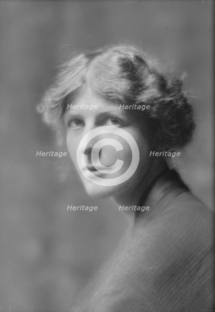 Putnam, L.D., Miss, portrait photograph, 1915 Sept. 25. Creator: Arnold Genthe.