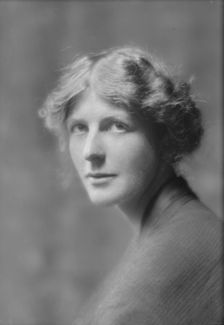 Putnam, L.D., Miss, portrait photograph, 1915 Sept. 25. Creator: Arnold Genthe