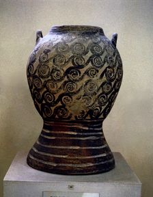 Pyxis with spiral decoration