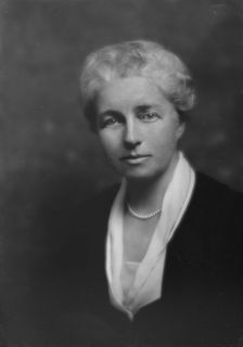 Pyle, Graham, Mrs., portrait photograph, 1917. Creator: Arnold Genthe
