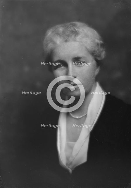 Pyle, Graham, Mrs., portrait photograph, 1917. Creator: Arnold Genthe.