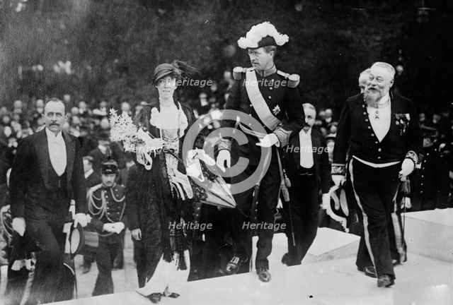 Queen & King of Belg. [i.e., Belgium] opening Ghent Exposition - Mayor Braunn [i.e., Braun], 1913. Creator: Bain News Service.