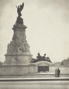 Queen Victoria's monument. From the album: Photograph album - London, 1920s. Creator: Harry Moult