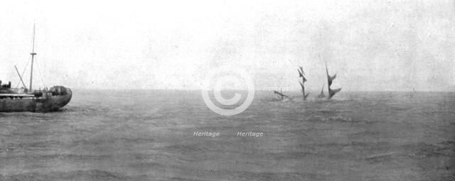 'Quelques drames sur mer; le 20 decembre 1916, le voilier francais `Nantes` s'enforce par l'avant. A Creator: Unknown.