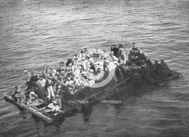 'Quelques drames sur mer; un radeau de naufrages du croiseur auxiliaire "Gallia" torpille le 4 octob Creator: Unknown.