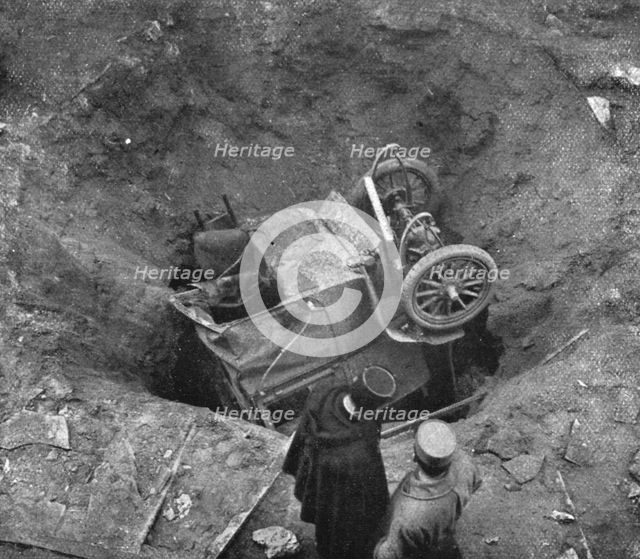 'Quelques Points de Chute; Au milieu de la rue Drouot, entre les numeros 2 et 3..., 1918. Creator: Unknown.