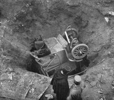 Quelques Points de Chute; Au milieu de la rue Drouot, entre les numeros 2 et 3..., 1918. Creator: Unknown