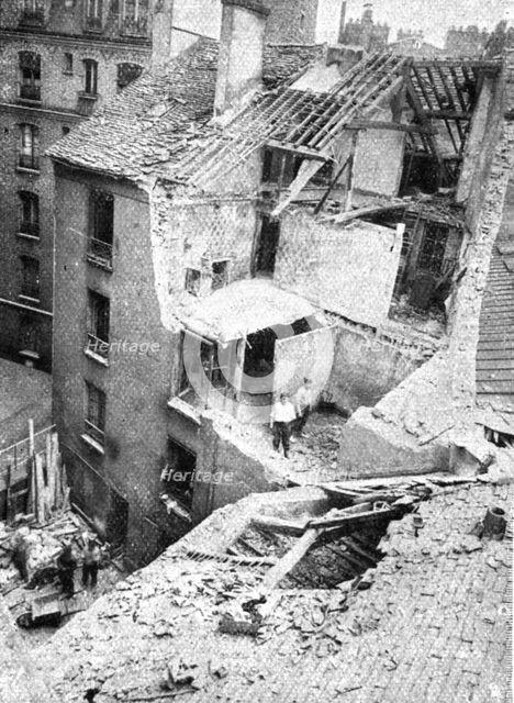 'Quelques Points de Chute; Rue Saint-Antoine, no 119: torpille d'avion de 50 kilos..., 1918. Creator: Unknown.