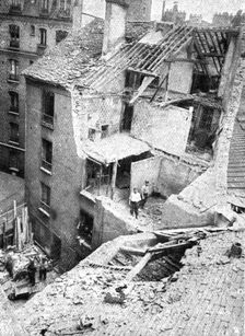 Quelques Points de Chute; Rue Saint-Antoine, no 119: torpille d'avion de 50 kilos..., 1918. Creator: Unknown