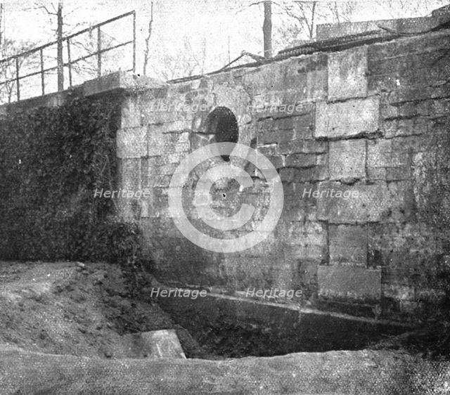 'Quelques Points de Chute; Sur la terrasse de l'Orangerie aux Tuileries: par canon..., 1918. Creator: Unknown.
