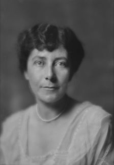 Quinton, W.W., Mrs., portrait photograph, 1914 Oct. 26. Creator: Arnold Genthe