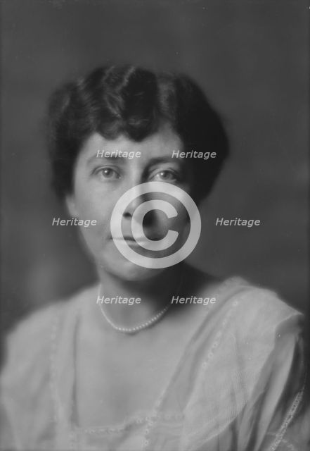Quinton, W.W., Mrs., portrait photograph, 1914 Oct. 26. Creator: Arnold Genthe.