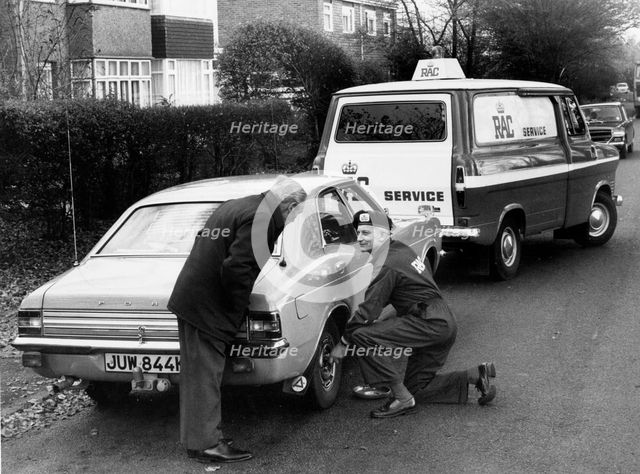 R.A.C. breakdown assistance to 1973 Ford Cortina. Creator: Unknown.
