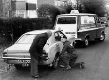 R.A.C. breakdown assistance to 1973 Ford Cortina. Creator: Unknown