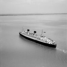 RMS Queen Elizabeth in the Solent approaching Southampton Water, Hampshire, 1949. Artist: Aerofilms