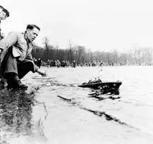 Round Pond, Kensington Gardens, London, c1950. Creator: Henry Grant