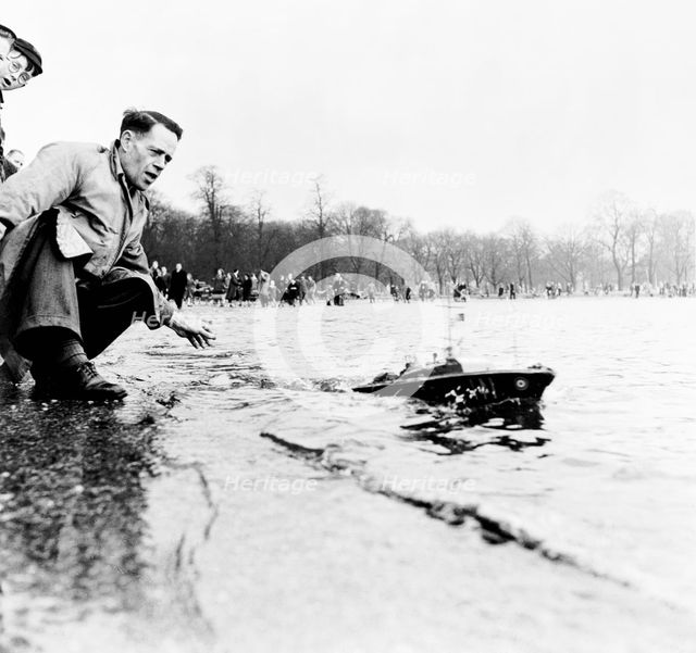 Round Pond, Kensington Gardens, London, c1950. Creator: Henry Grant.