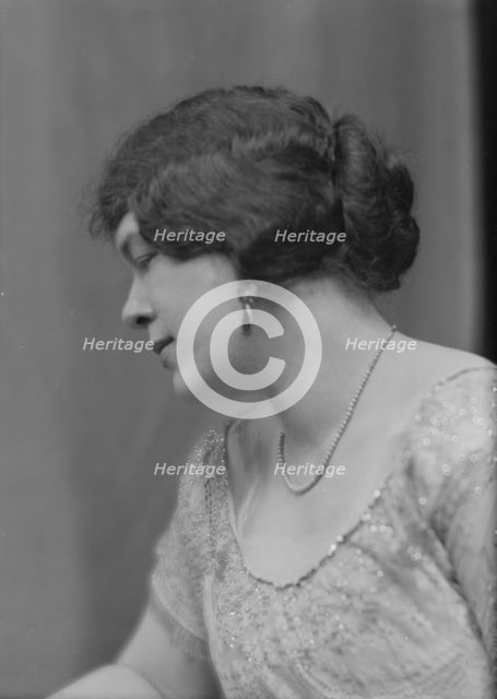 Rowan, Jeanne, Miss, portrait photograph, 1915 Jan. 9. Creator: Arnold Genthe.