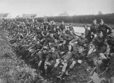 Royal Army Medical Corps recruits take a meal in the open 1915