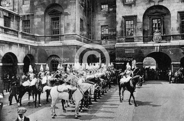 Royal Horse Guards, changing guard, London, 1915. Artist: Unknown