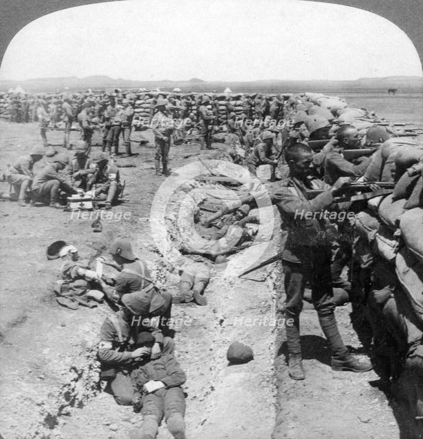Royal Munster Fusiliers fighting at Honey Nest Kloof, South Africa, 1900.Artist: Underwood & Underwood