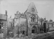Roye - Facade of Church of St. Pierre, between c1915 and 1918. Creator: Bain News Service