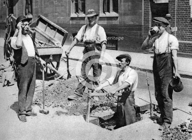Road menders, London, 1926-1927. Artist: Unknown