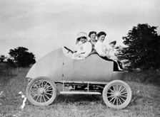 Robert Wil-de-Gose, his mother and nanny in The Bug 1912