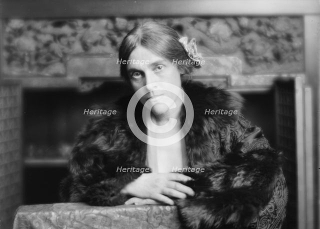 Roberts, Mary, Mrs., portrait photograph, 1915. Creator: Arnold Genthe.
