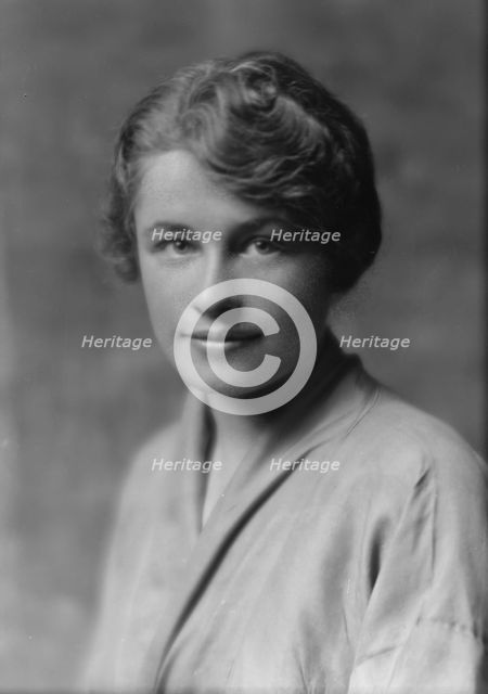Robinson, Thomas L., Mrs., portrait photograph, 1914 June 22. Creator: Arnold Genthe.