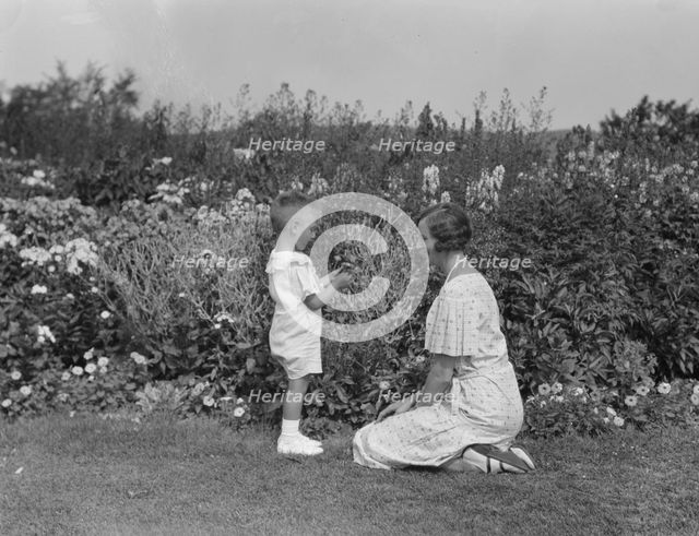 Rochester, Mrs., and Dudley, outdoors, 1931 July 25. Creator: Arnold Genthe.