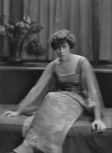 Roe, A.L., Mrs., portrait photograph, 1915. Creator: Arnold Genthe