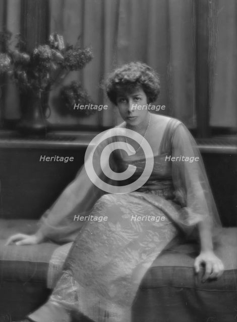Roe, A.L., Mrs., portrait photograph, 1915. Creator: Arnold Genthe.