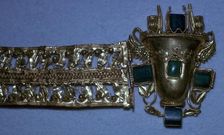 Roman gold bracelet set with glass imitating emeralds, 1st century