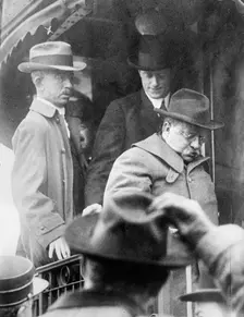 Roosevelt reaches Oyster Bay, 1912. Creator: Bain News Service