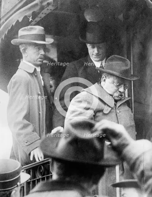 Roosevelt reaches Oyster Bay, 1912. Creator: Bain News Service.