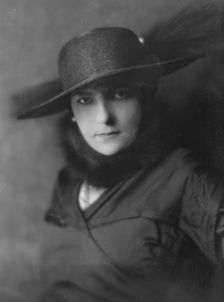 Rose, Walter, Mrs., portrait photograph, 1916 Apr. 11. Creator: Arnold Genthe