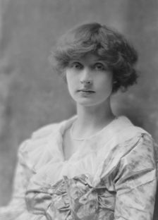 Rosen, Walter T., Mrs., portrait photograph, 1915. Creator: Arnold Genthe