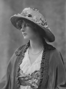 Rosen, Walter T., Mrs., portrait photograph, 1915. Creator: Arnold Genthe