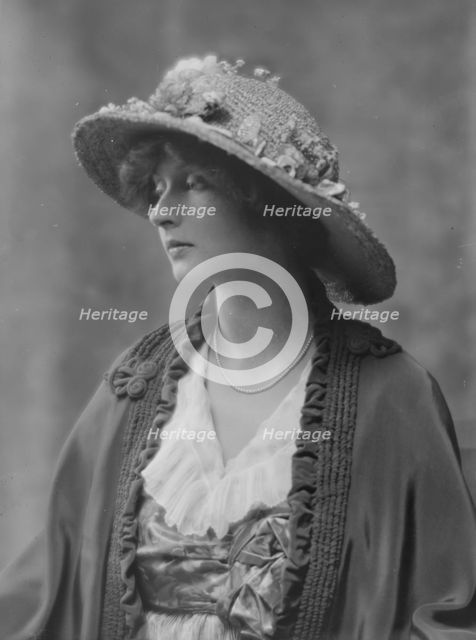Rosen, Walter T., Mrs., portrait photograph, 1915. Creator: Arnold Genthe.