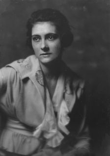 Ross, Gordon, Mrs., portrait photograph, 1917 May 24. Creator: Arnold Genthe